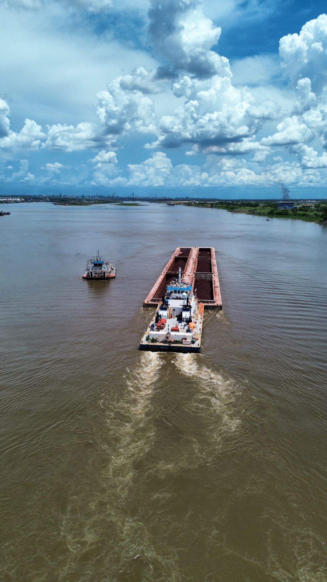 Convoy fluvial navegando cerca de Asunción