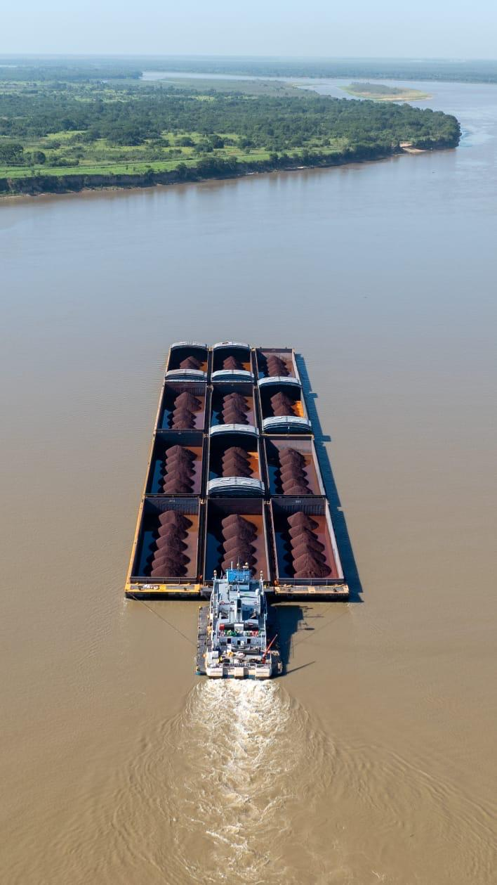 Convoy fluvial transportando mineral por la hidrovía